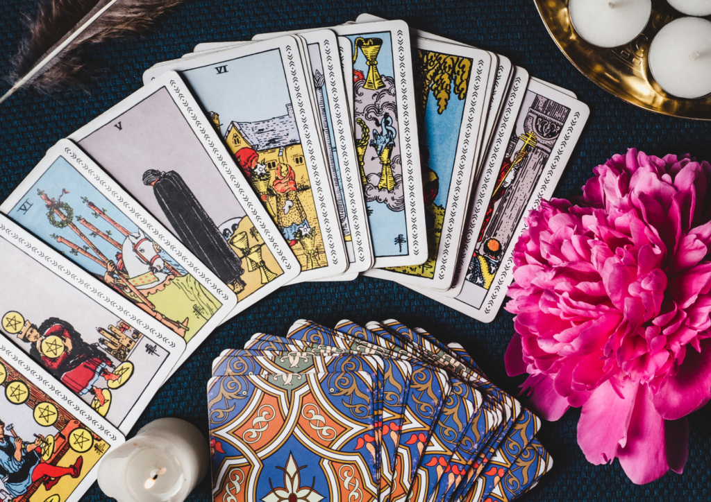 Tarot Profesional y Círculo Sagrado: La magia de la adivinación en tus manos