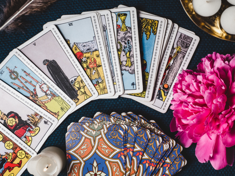 Tarot Profesional y Círculo Sagrado: La magia de la adivinación en tus manos