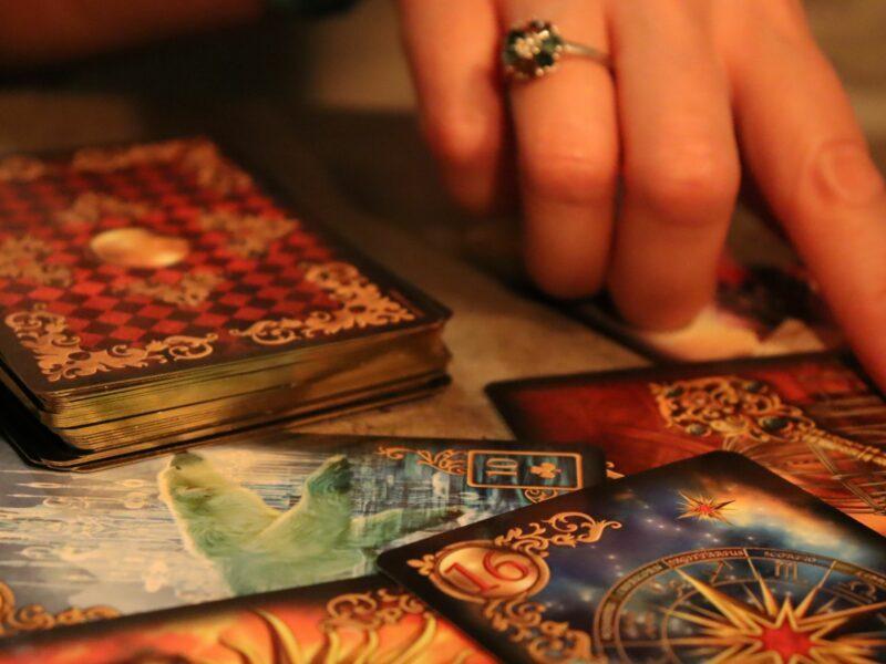 Descubriendo los secretos de la vidente del tarot: Conoce el poder de las cartas