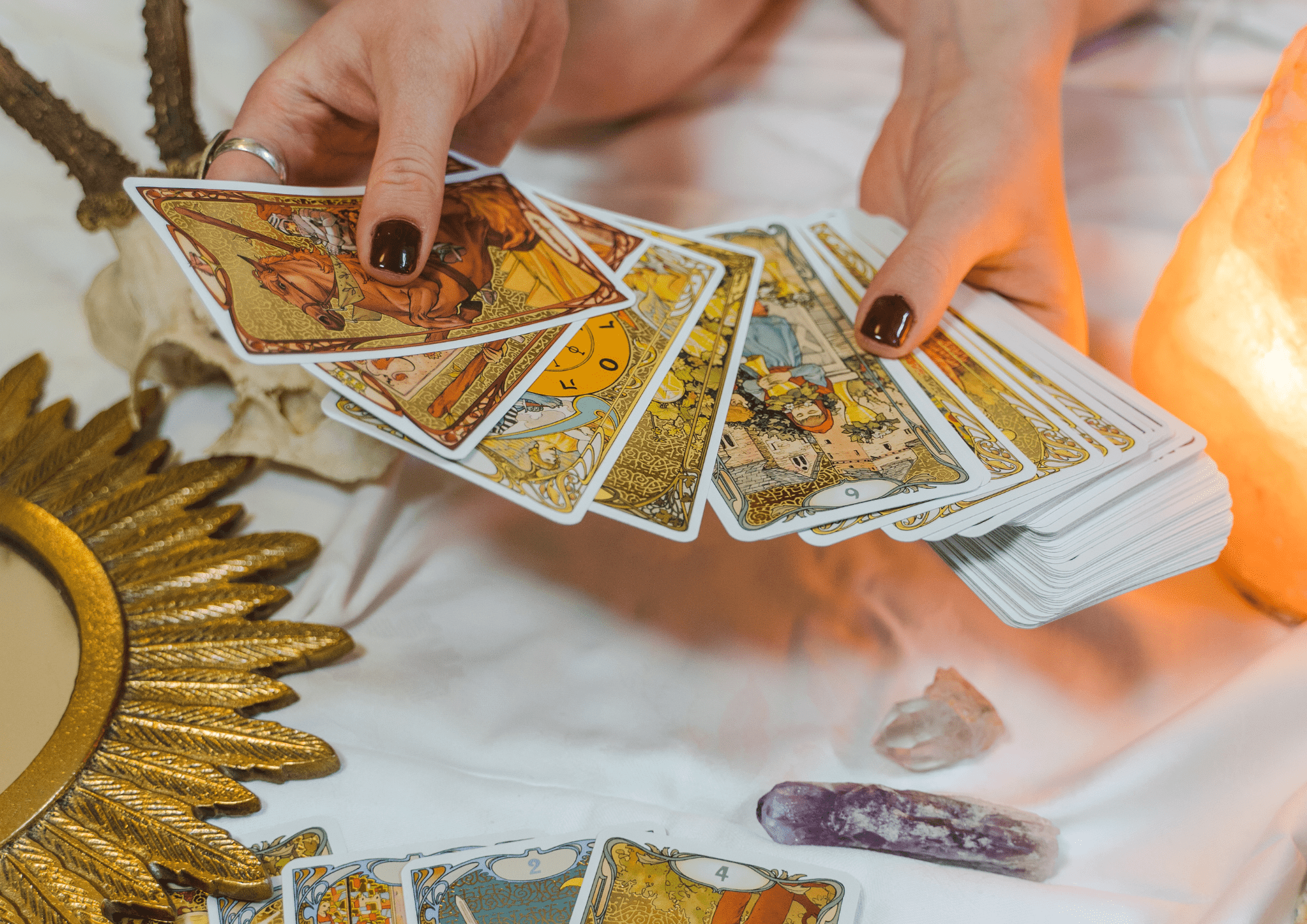 Persona experta echando las cartas del tarot a una persona para ver cómo será su futuro