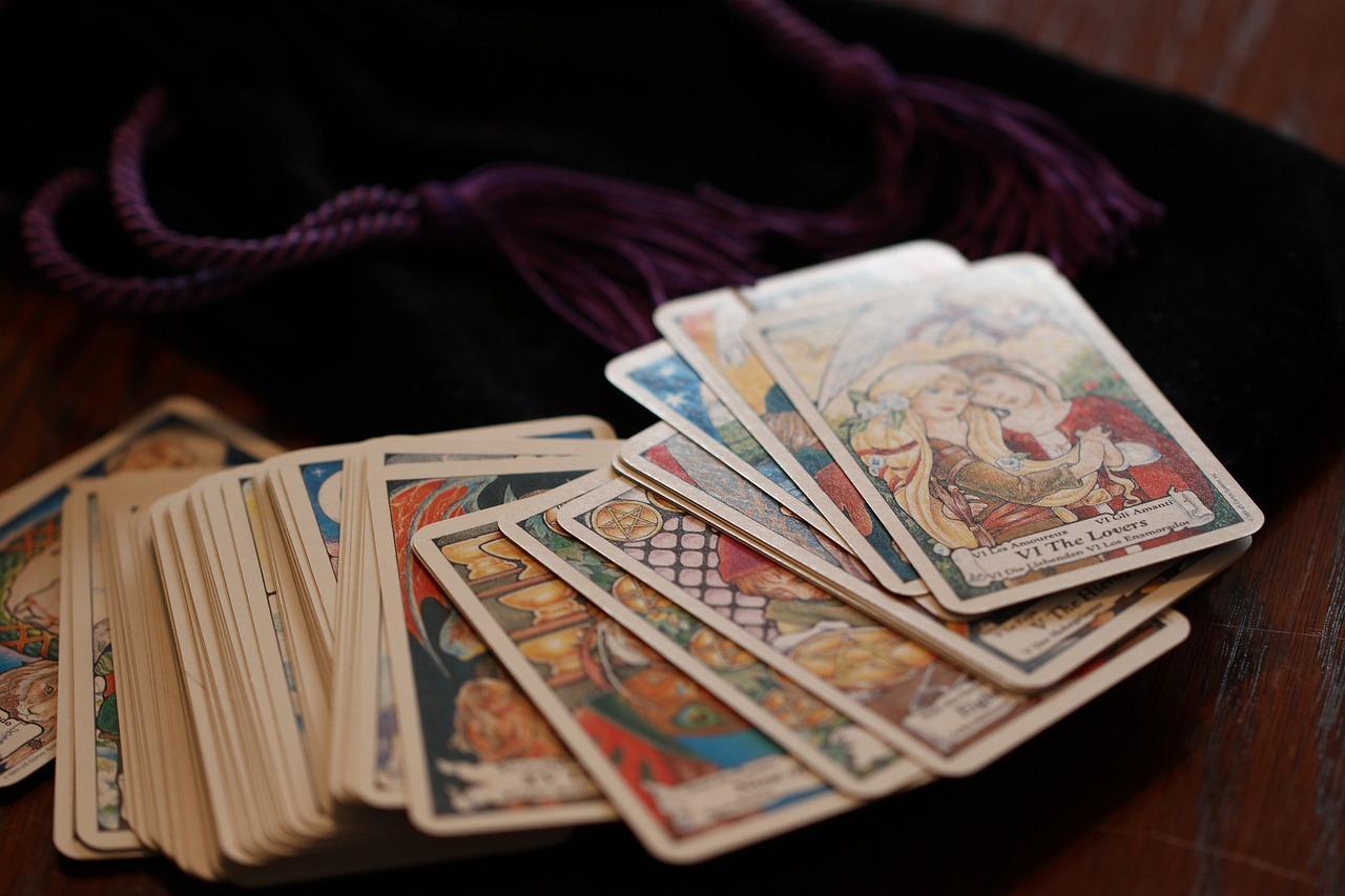 Baraja de cartas del tarot de 24 horas que se encuentran en una mesa de color marrón