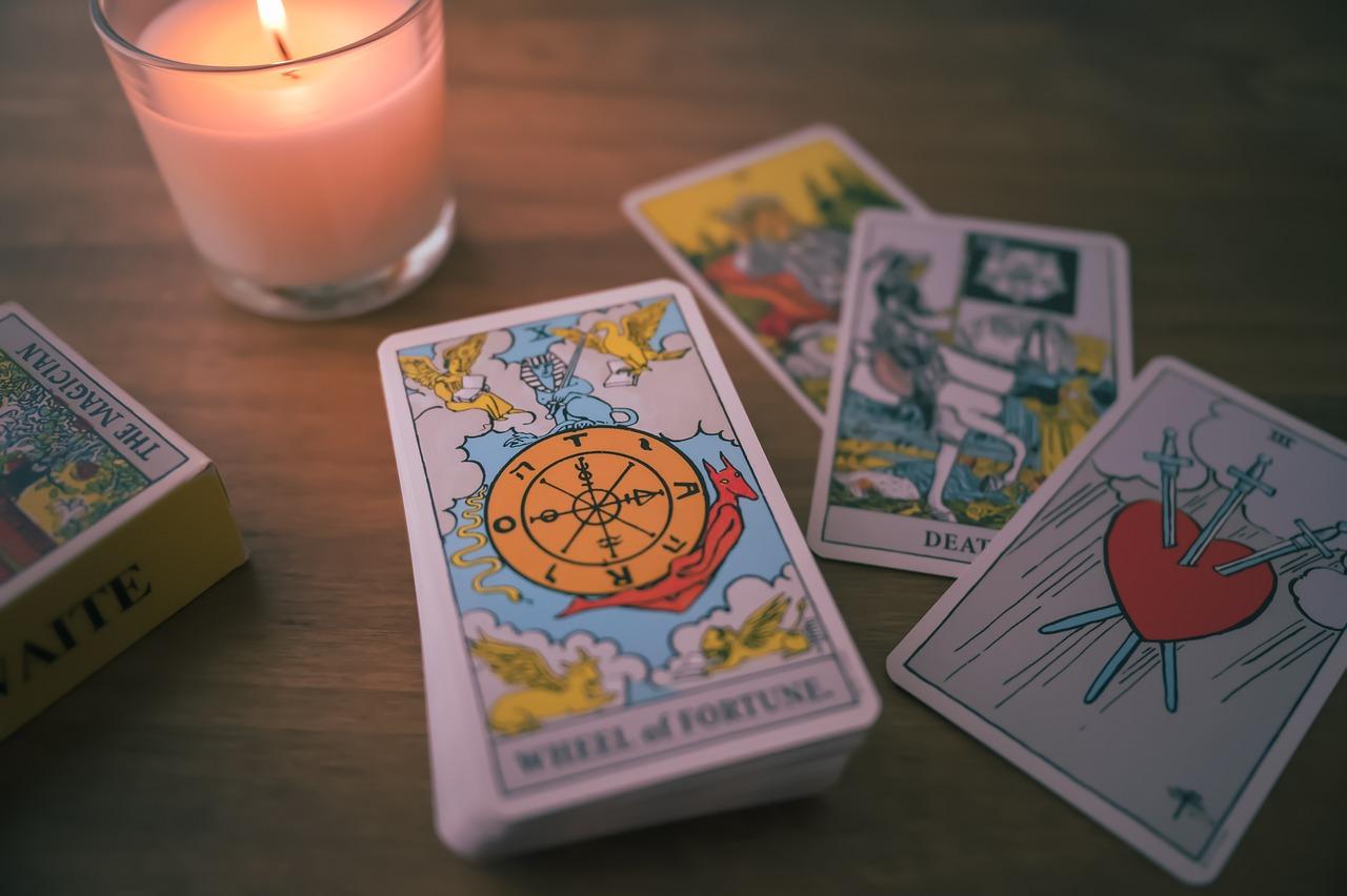 Cartas del tarot en la mesa en un espacio tranquilo y agradable