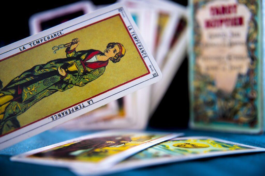 Un poco de historia sobre la lectura del tarot profesional y el horóscopo