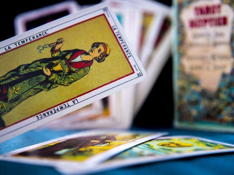 Un poco de historia sobre la lectura del tarot profesional y el horóscopo