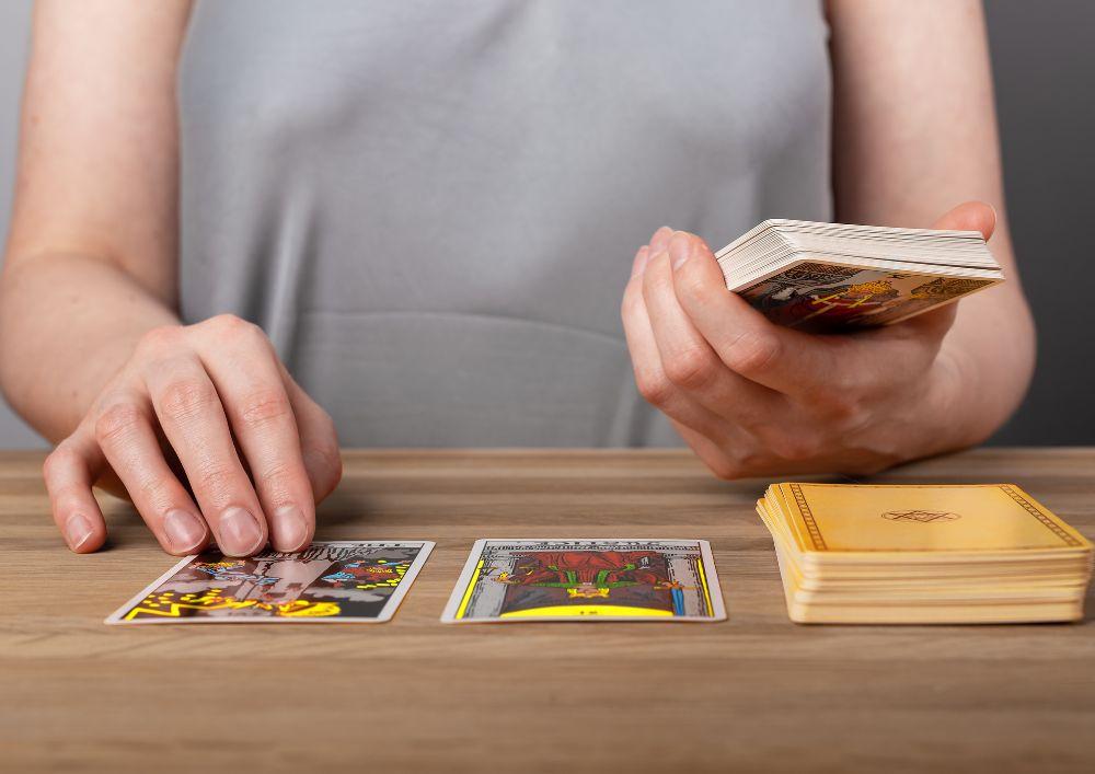 Persona experta echando las cartas del tarot para ver el futuro