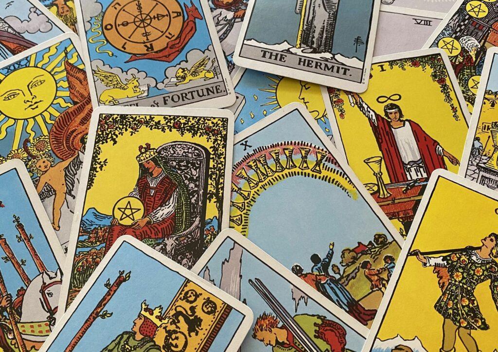 Descubre los Beneficios de Consultar a un Tarotista Online
